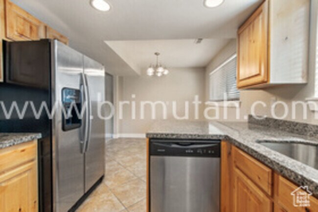 Building Photo - 2572 E Canterbury Ln