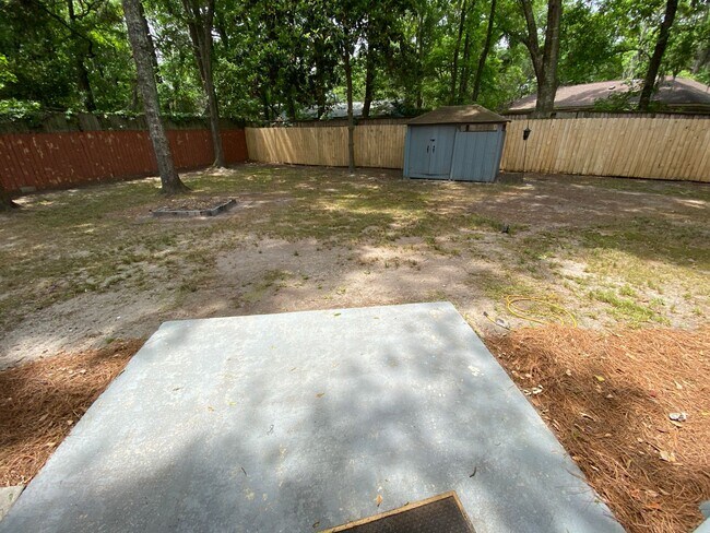 Building Photo - Adorable 3/2 on large corner lot