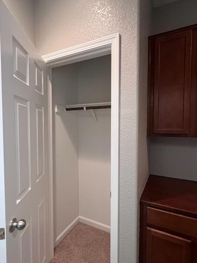 Building Photo - 427 Anchor Ln