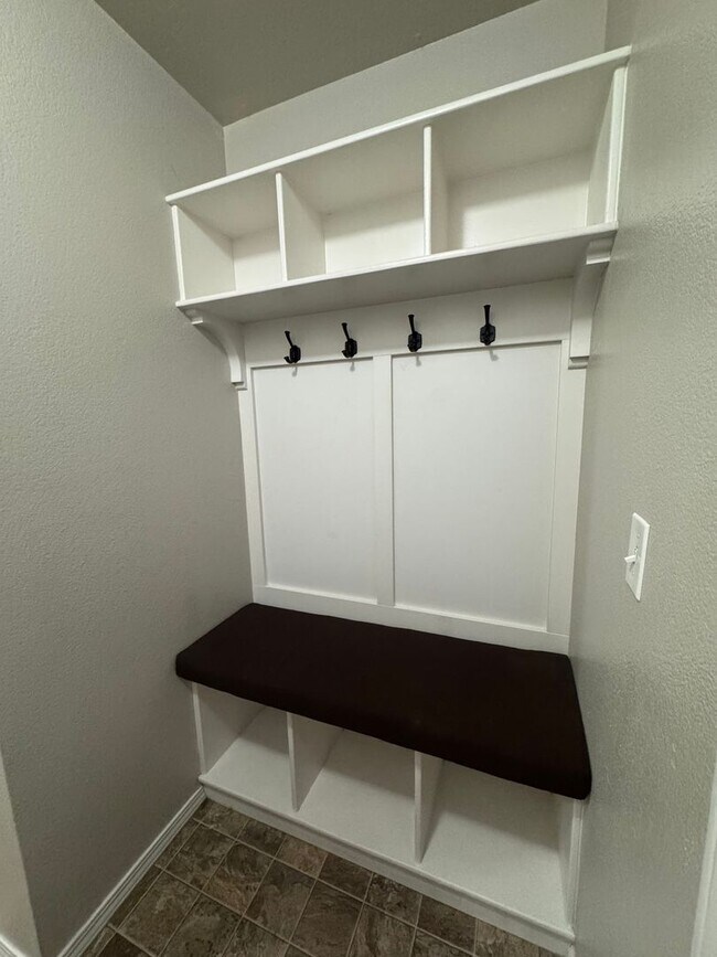Building Photo - MOVE IN TODAY! Single level floorplan in d...
