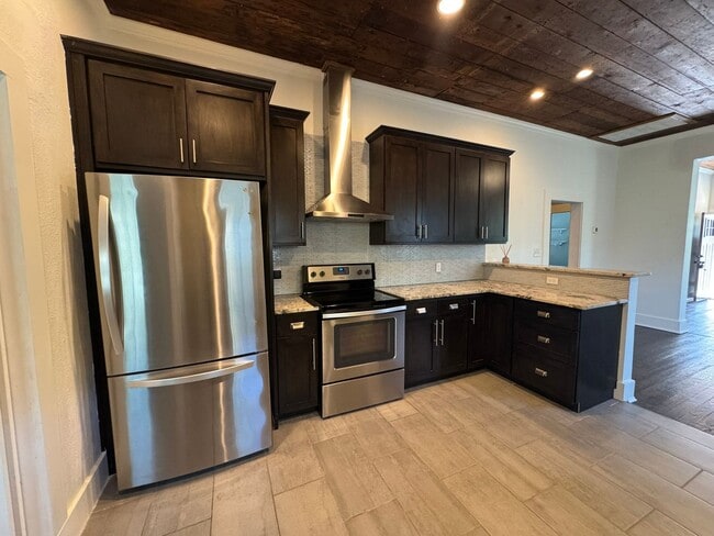 Building Photo - Renovated 1915 Craftsman Cottage Near Southtown & King William