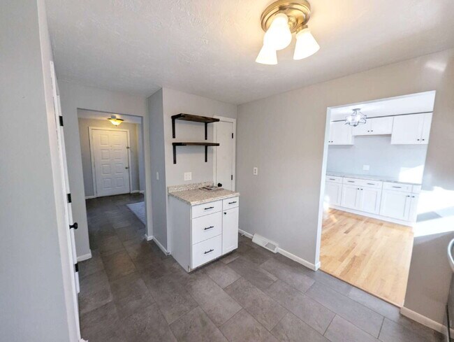 Building Photo - Stunning 2BR Townhome with Private Deck