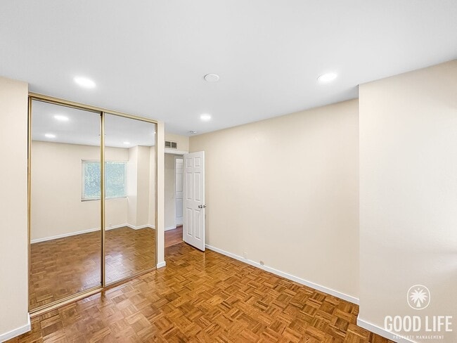 Building Photo - Peaceful and Spacious 3B/3BA condo with La...