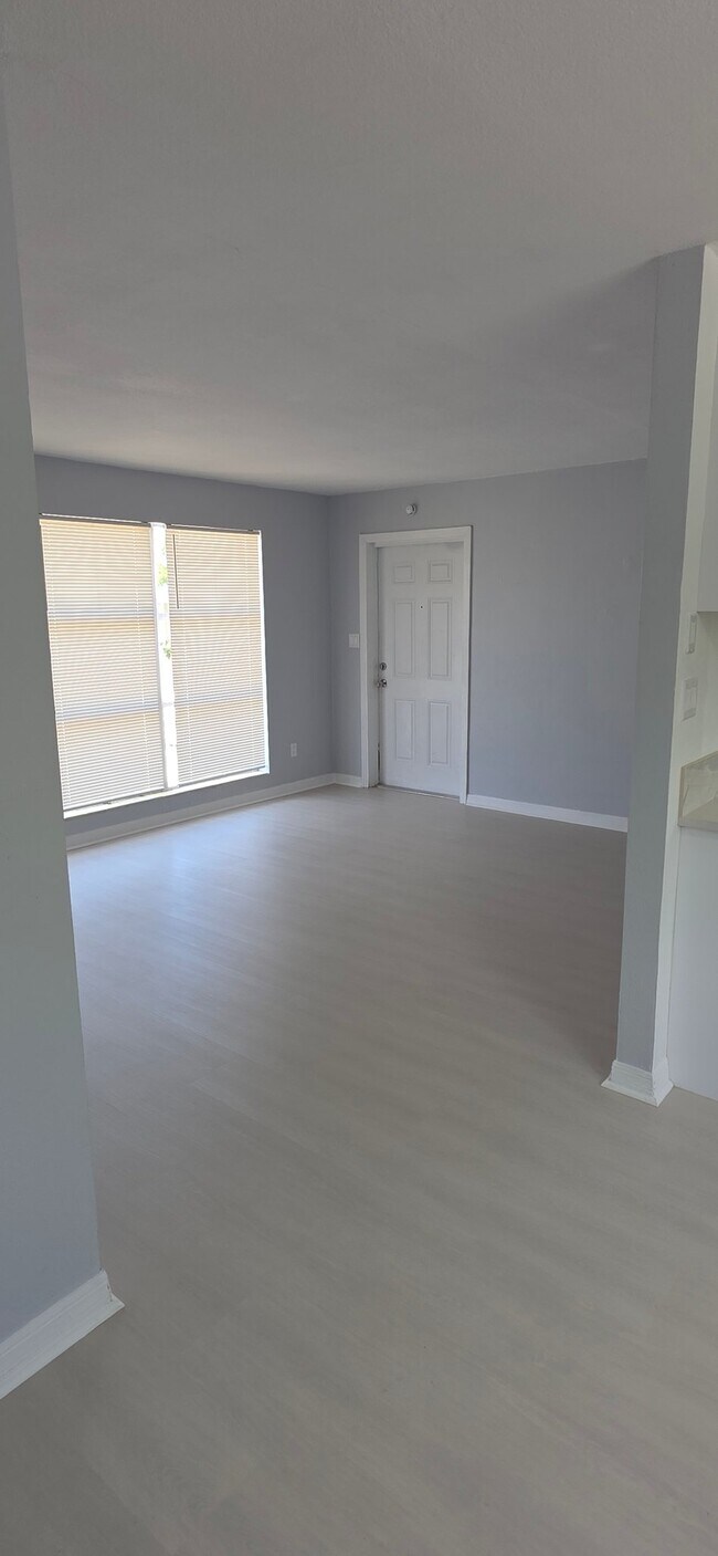 Building Photo - 1047 Japonica Ln