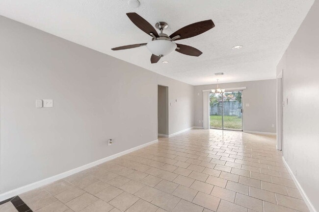 Building Photo - 743 Deercrest St