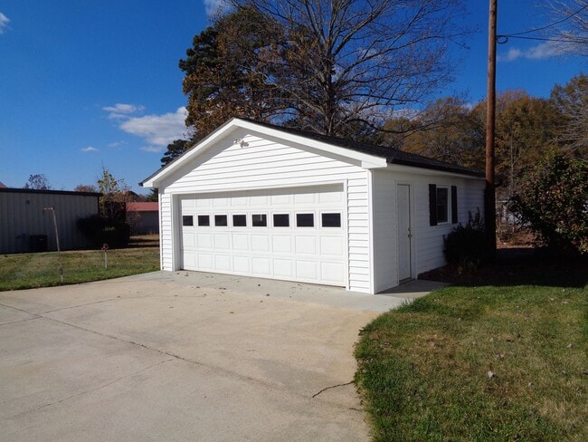 Building Photo - Kernersville Location-2 Bedroom House