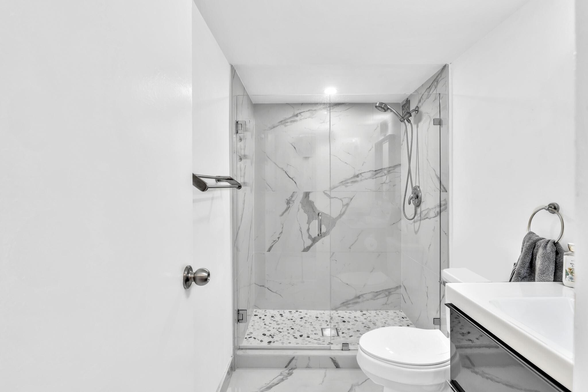 Building Photo - 1000 Parkview Dr