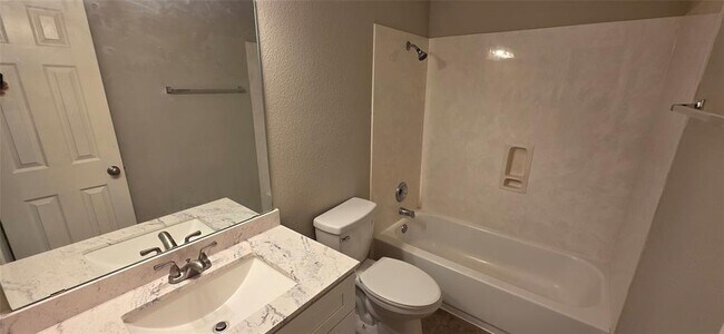 Building Photo - 204 Quail Hollow Dr