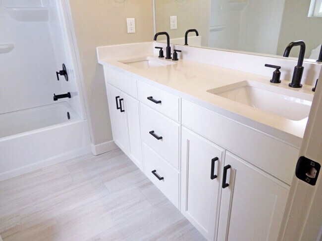 Primary bath (double sinks) - 4708 W Miramonte Way