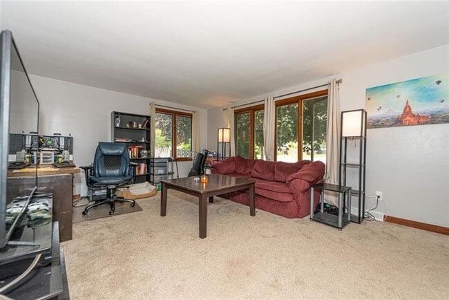 Building Photo - 2 Bed 1.5 Bath Townhome