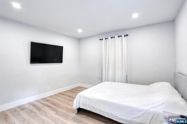 Building Photo - 1600 Fair Lawn Ave