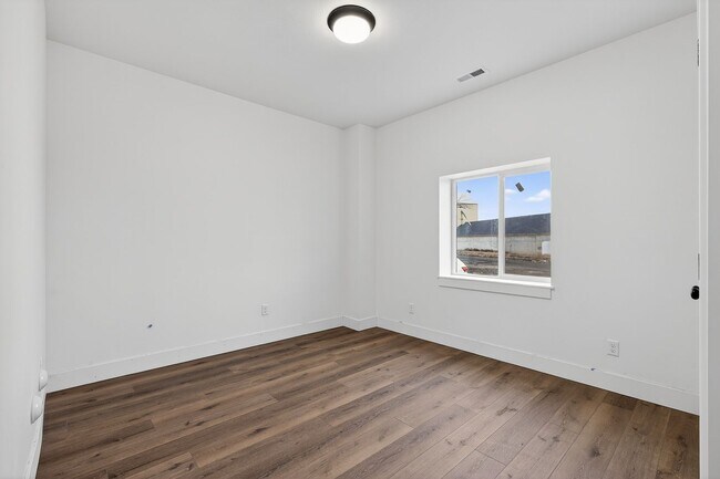 Building Photo - JR119L