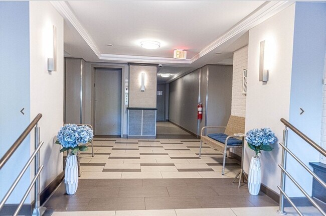 Building Photo - 32 Whites Ave