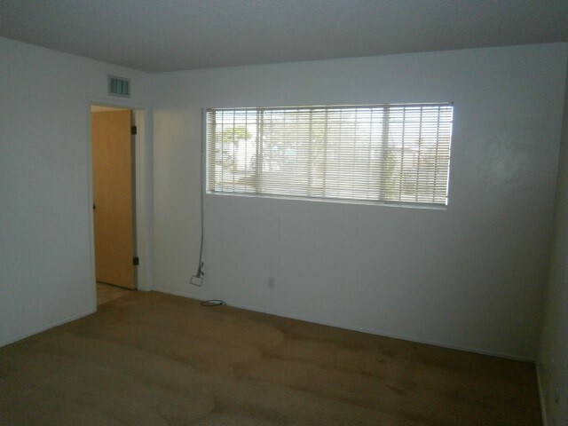 Building Photo - 3 Bedrooms/2 Bathrooms Single Story Home i...