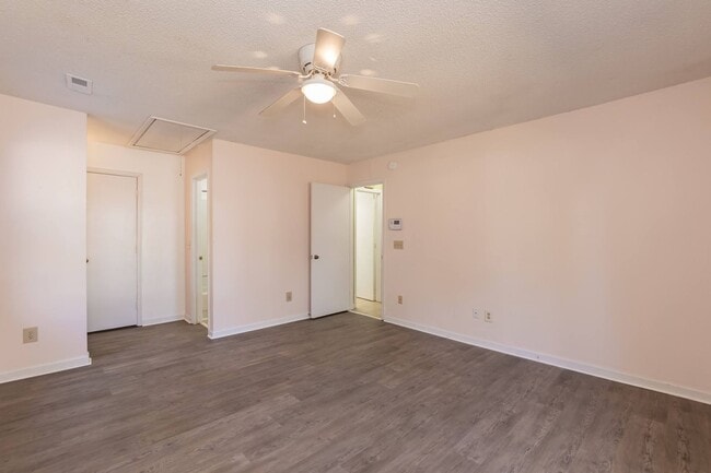 Building Photo - One Bedroom Home!