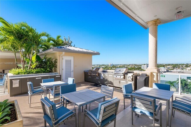 Building Photo - 2650 Lake Shore Dr