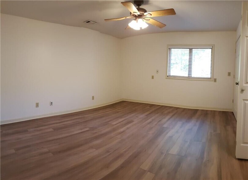 Building Photo - 3662 Rock Springs Dr