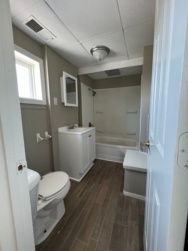 Building Photo - 509 N 53rd Ave W