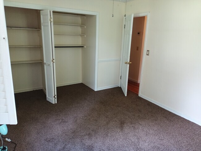 Building Photo - 471 Logan Ave