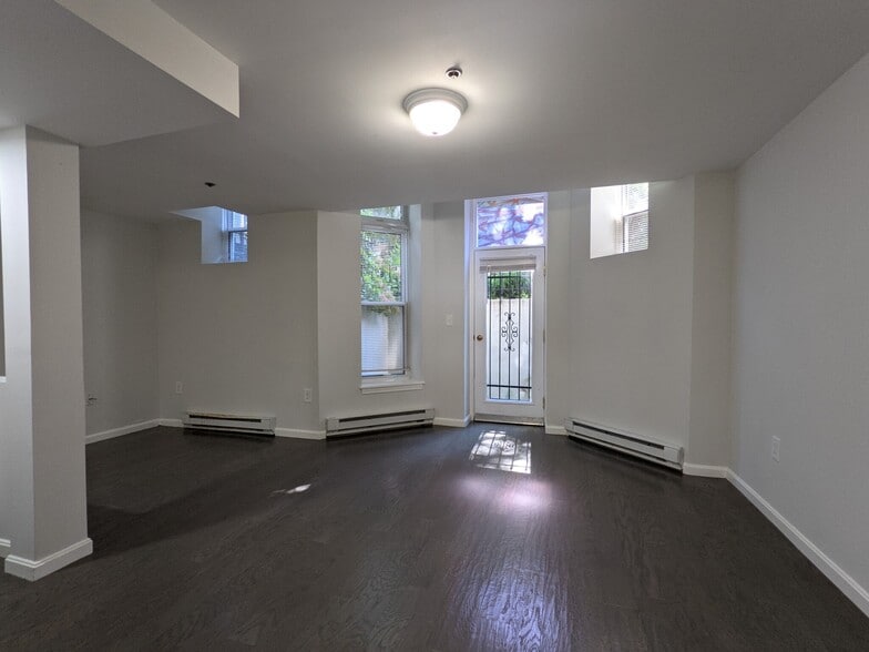 Building Photo - 19 Queensberry St