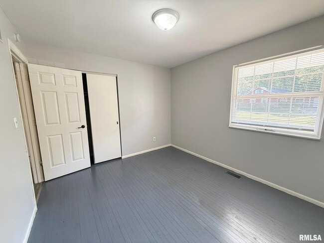 Building Photo - 1013 W Wonderview Dr