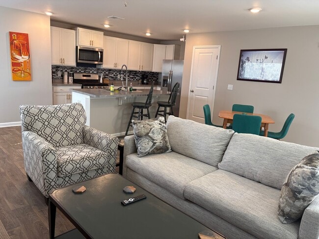 Building Photo - 194 Spencer Cir