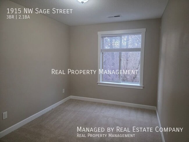 Building Photo - 1915 NW Sage St