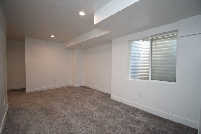 Building Photo - 5 Bed 3.5 Bath House next to TopGolf!!!