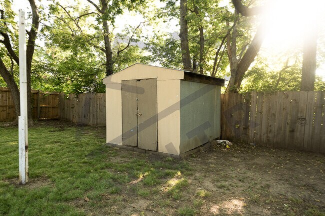 Building Photo - 1921 S Vine St