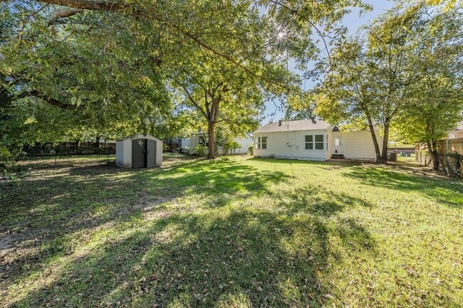 Building Photo - Cute two-bedroom, one-bath home in the hea...