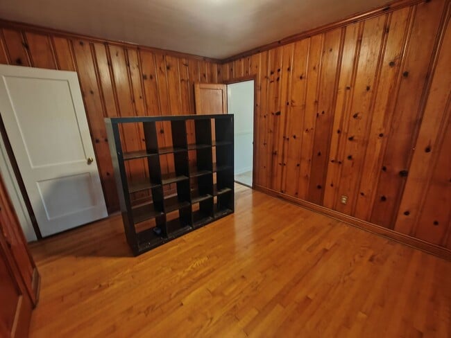 Building Photo - 3 bedroom home with fenced rear yard
