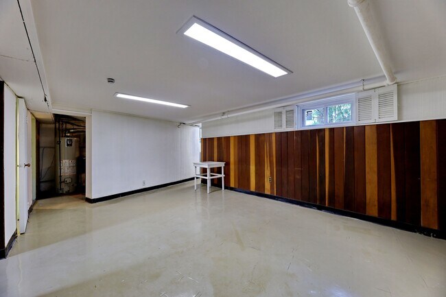 Building Photo - 1272 E Laurelton Pkwy