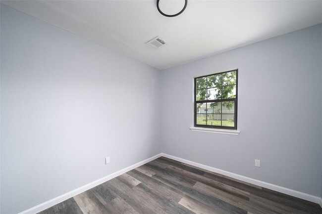 Building Photo - 3309 Proswimmer St