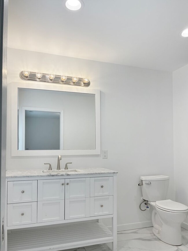 Building Photo - Holiday Special! Modern 3 Bedroom in Manchester - $300 off your first month! – No Application Fee...