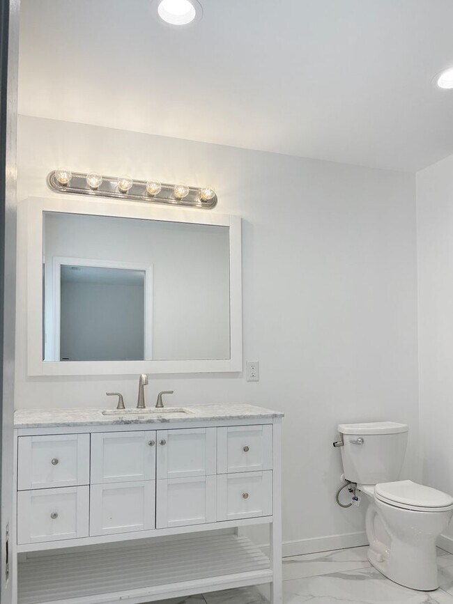 Building Photo - Modern 3 Bedroom in Manchester - $300 off your first month!