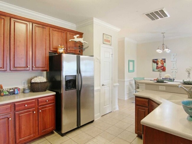 Building Photo - Your Perfect Summerville Retreat: 3BR Townhome with Garage