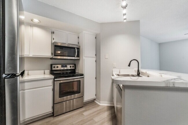 Building Photo - Charming 1-Bedroom Condo Retreat in Orlando - Conveniently Located!