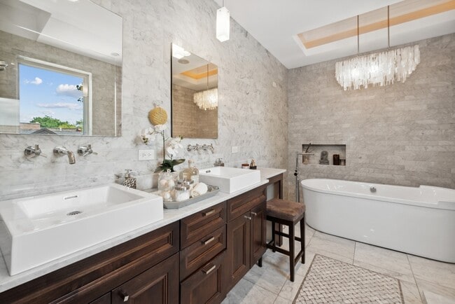 Building Photo - 1925 N Bissell St