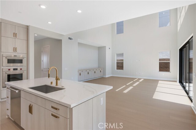 Building Photo - 173 Creation