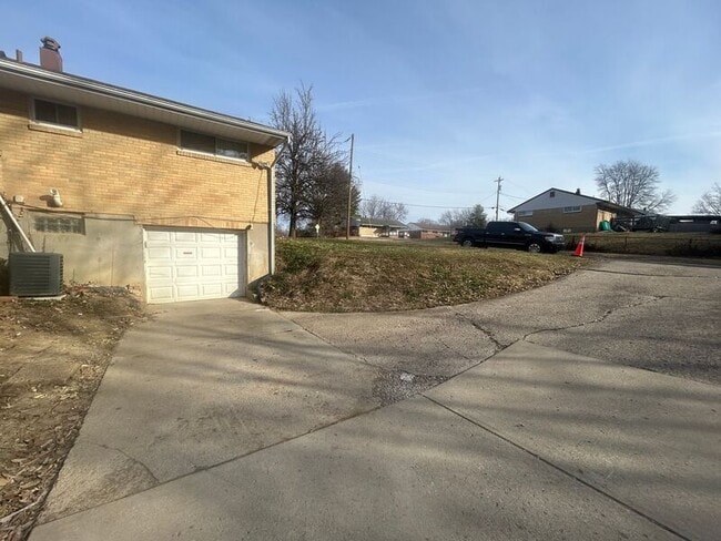 Building Photo - 2801 Royal Glen Dr