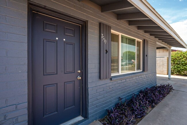 Building Photo - Scottsdale Home that has everything you need!