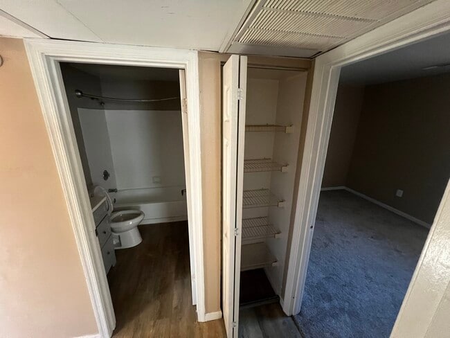 Building Photo - 2 Banyan Wood Ct