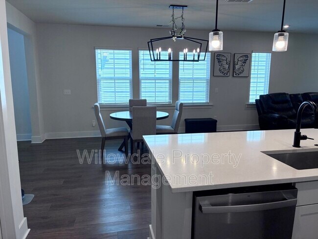 Building Photo - 2033 Florine Dr