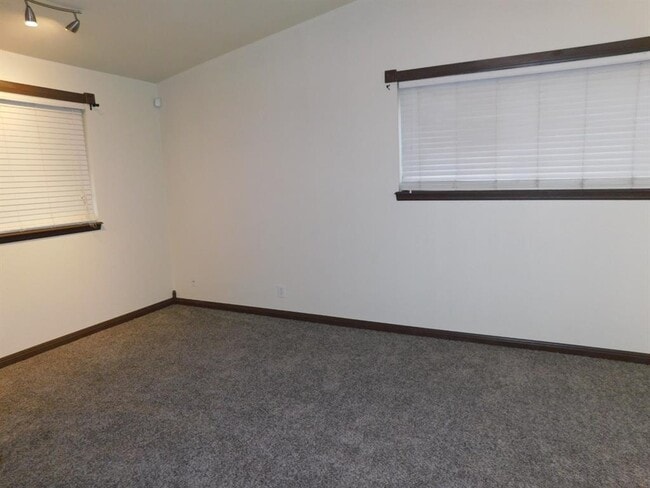 Building Photo - 4813 Woodview Dr