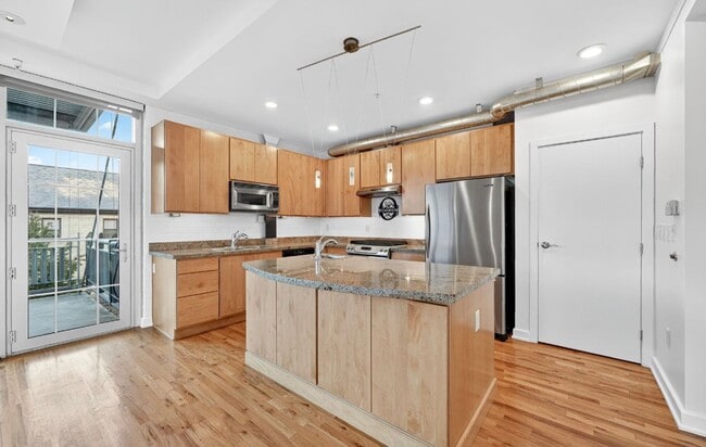 Building Photo - Stunning 3 bedroom Loft