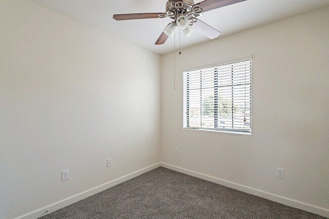 Building Photo - Large 3 bedroom 3 bathroom townhomes