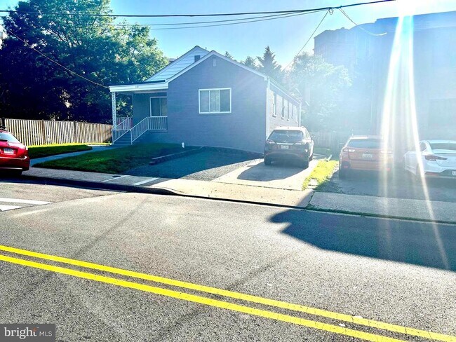 Building Photo - 701 N Vermont St