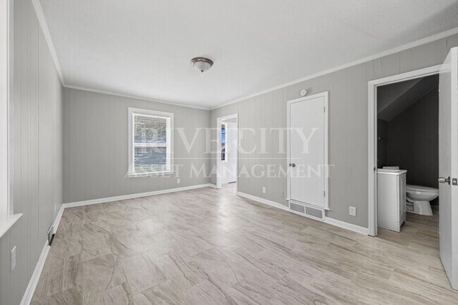 Building Photo - Renovated Gem! This 4-bed, 1.5-bath home!!...