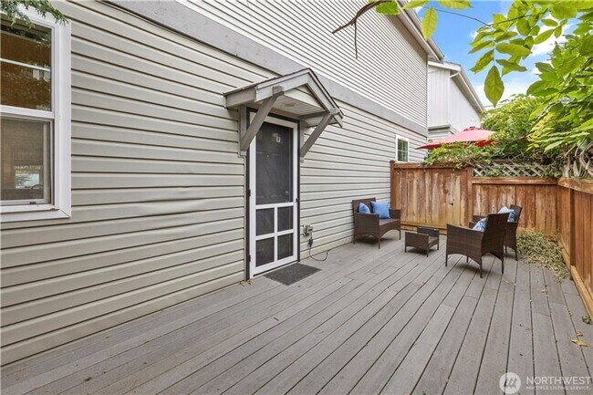 Building Photo - Spacious 3bd/3ba Townhouse