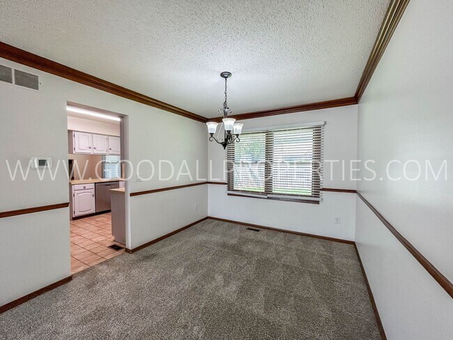 Building Photo - 3 Bedroom, 3 bath Home in West Des Moines!!